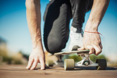 Adamın longboard veya Parkta kaykay sürme yakın çekim.