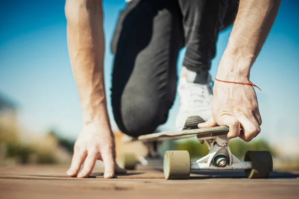 Primer plano del hombre montando longboard o monopatín en el parque . —  Fotos de Stock