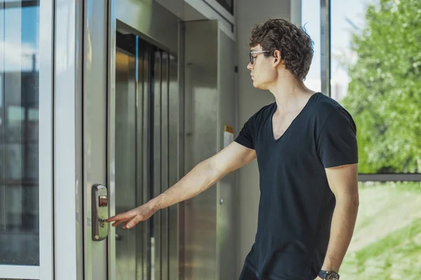 Close up de jovem pressionando o botão do elevador na estação de metro . — Fotografia de Stock