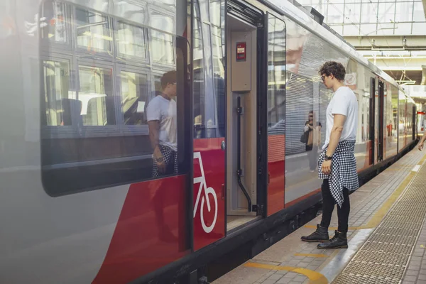 Plan lejano de joven atractivo mirando el tren llegado en la estación de metro . —  Fotos de Stock