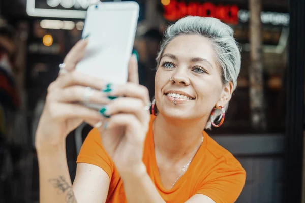 Attraktiva blonda flickan att göra selfie på café och dricka kaffe — Stockfoto