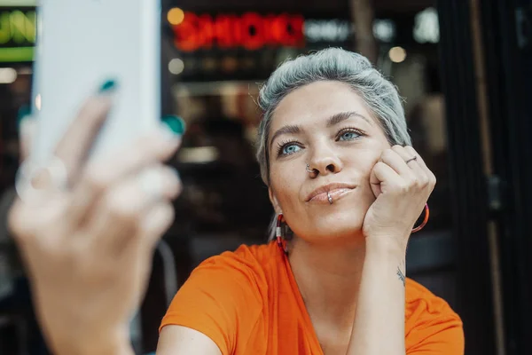 Attraktiva blonda flickan att göra selfie på café och dricka kaffe — Stockfoto