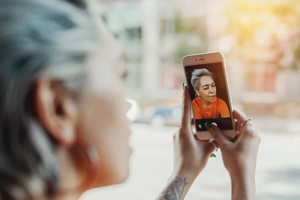 Attraktiva blonda flickan att göra selfie på café och dricka kaffe — Stockfoto