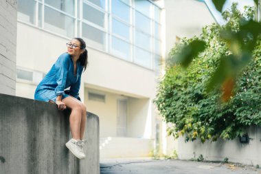 Bir kenara arayan genç çekici gözlüklü kadın uzak planı.