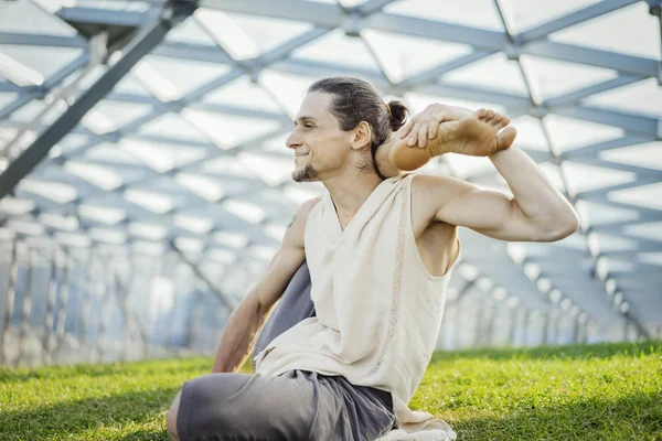 Gros Plan Homme Athlétique Attrayant Pratiquant Yoga Réchauffant Dans Parc — Photo