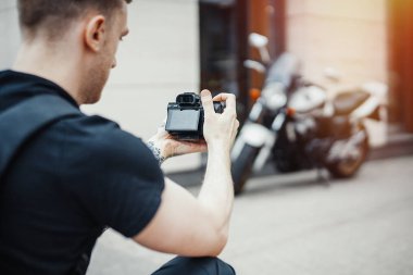 Çekici erkek fotoğrafları cityscape arka plan yapma, yakın çekim