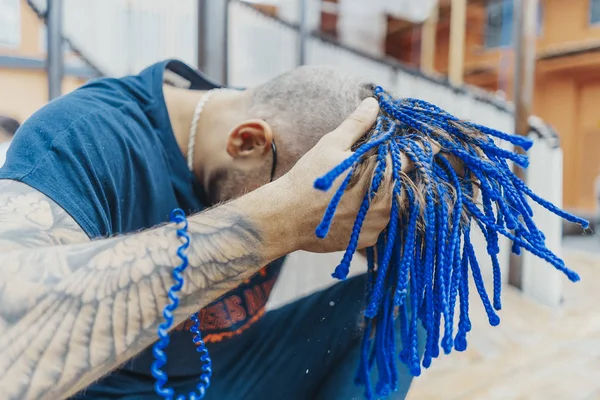 Joven hombre atractivo con rastas azules tocándose el pelo . —  Fotos de Stock