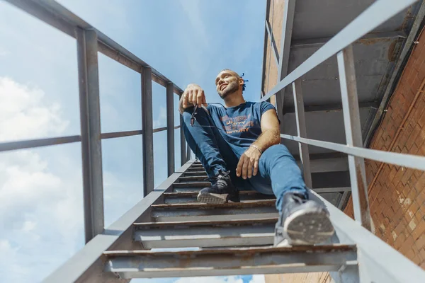 Joven Hombre Atractivo Con Rastas Azules Sentado Escalera Hombre Está — Foto de Stock