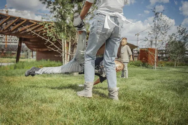 Giovane Mamma Girarsi Vorticoso Divertirsi Con Suoi Figli Parco Verde — Foto Stock