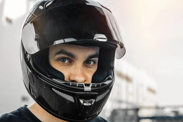 Close Retrato Motociclista Preto Aberto Capacete Lustroso Olhando Para Câmera — Fotografia de Stock