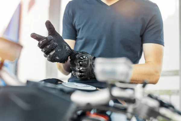 Primer Plano Del Motociclista Poniéndose Guantes Negros Sentado Motocicleta Vista —  Fotos de Stock