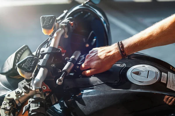 Fechar Motociclista Ligar Motor Motocicleta Estacionamento Fundo Urbano — Fotografia de Stock