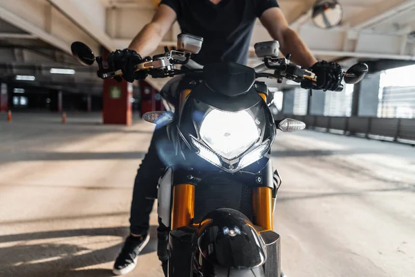 Close Motociclista Andando Moto Estacionamento Fundo Urbano Vista Frontal — Fotografia de Stock