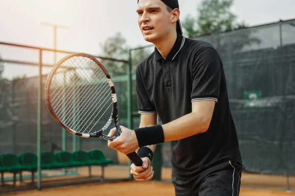 Nahaufnahme Eines Attraktiven Jungen Mannes Der Tennis Auf Dem Tennisplatz — Stockfoto