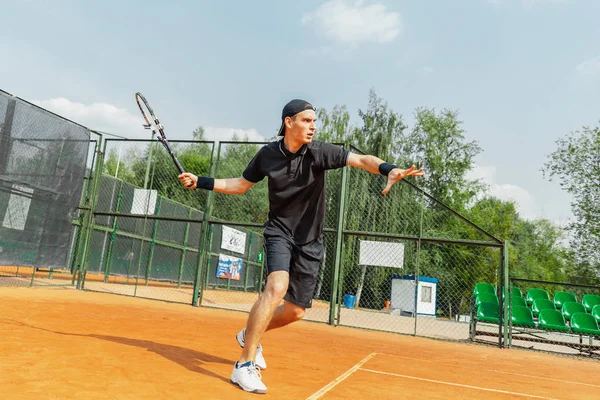 若い魅力的な男テニスコートでテニス ラケットでボールを打つことの遠い計画 まっすぐストライクとボールを打つプレーヤー — ストック写真