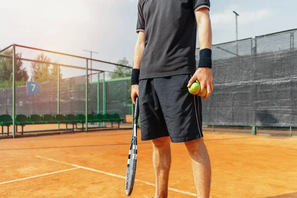 Nahaufnahme Eines Mannes Der Tennisbälle Und Schläger Der Hand Hält — Stockfoto