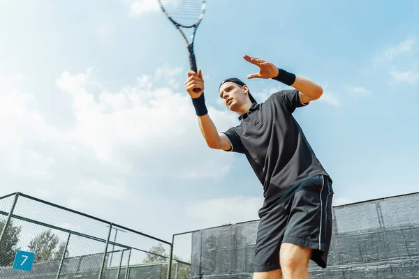 若い魅力的な男テニスコートでテニス ラケットでボールを打つことの遠い計画 まっすぐストライクとボールをサービング プレーヤー — ストック写真
