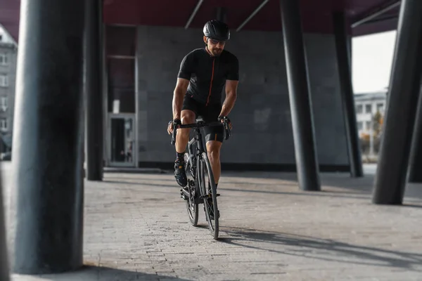 Plan Distante Deportista Atlético Montar Bicicleta Profesional Junto Edificio Moderno —  Fotos de Stock