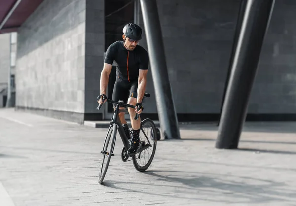 Plan Distante Deportista Atlético Montar Bicicleta Profesional Junto Edificio Moderno —  Fotos de Stock