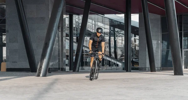 Plan Distante Deportista Montar Bicicleta Profesional Junto Edificio Moderno Dentro —  Fotos de Stock