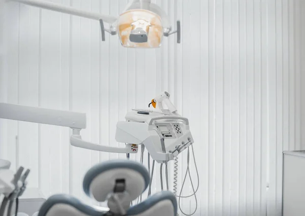Dental equipamentos e instrumentos dentários em brilhante clínica odontológica moderna . — Fotografia de Stock