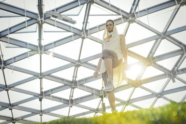 Yoga uygulamak ve açık havada kadar ısınma çekici atletik erkek