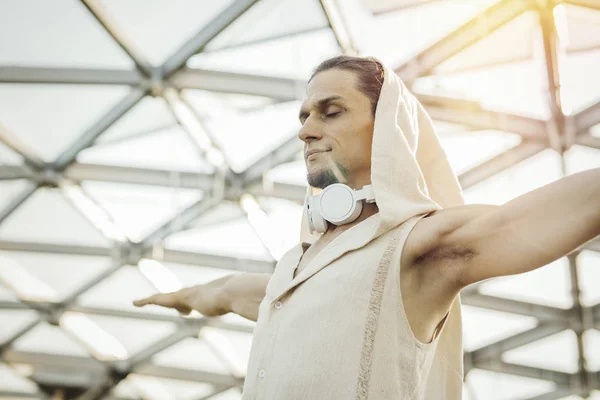 Gros plan de l'homme athlétique pratiquant le yoga dans le parc moderne sous le dôme de verre . — Photo