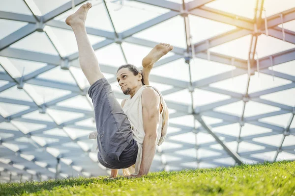 Gros plan d'un homme athlétique attrayant pratiquant le yoga et se réchauffant à l'extérieur . — Photo