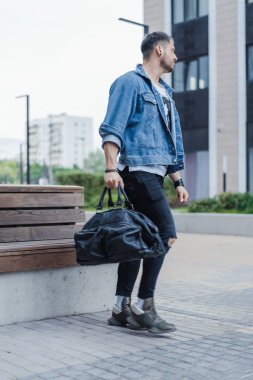 Modern binalar geçen ve spor ihale çekici adam.