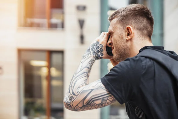 Primer plano de hombre atractivo fotógrafo haciendo fotos de edificio moderno . — Foto de Stock