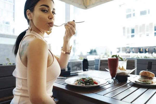 在街头咖啡馆吃沙拉的年轻漂亮女人特写. — 图库照片