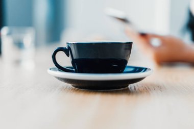 Kahve Kupası Cafe ahşap masa üzerine kapatın. Lezzetli breakfast kavramı.