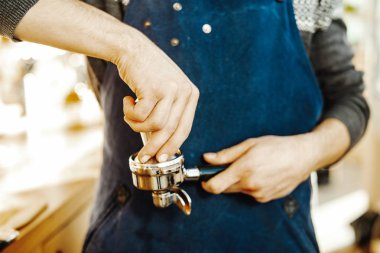 Barista değiştirilmeye ve piston veya espresso yapma portafilter, yakın çekim.