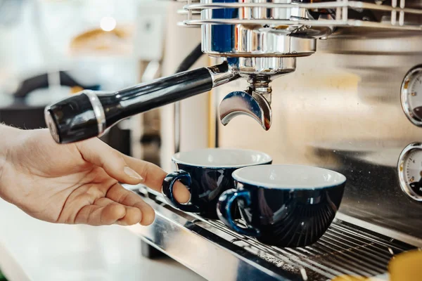 Barista cappuccino kahve makinesi ile hazırlanıyor. Kahve hazırlama kavramı.