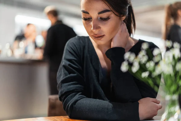 Mladá krásná žena při pohledu na nabídku rozhodnutí, co je na objednávku v moderní kavárně. — Stock fotografie