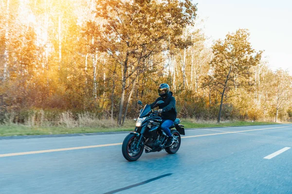 Sterownik jazda motocyklem na pustej drodze w piękny jesienny Las. — Zdjęcie stockowe