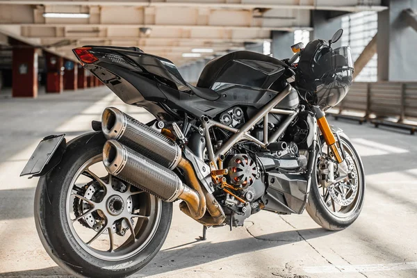 Close-up de motocicleta de alta potência no fundo urbano no estacionamento . — Fotografia de Stock