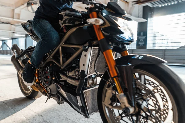 Primer plano de la motocicleta de alta potencia en el fondo urbano en el aparcamiento . —  Fotos de Stock