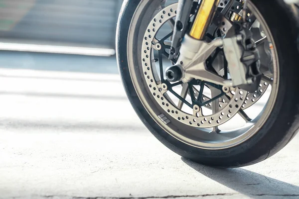 Primer plano de la rueda de la motocicleta en el aparcamiento . —  Fotos de Stock