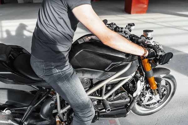 Nahaufnahme eines Hochleistungs-Motorrads im städtischen Hintergrund beim Parken. — Stockfoto