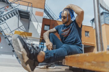 Genç çekici adam saçını dokunmadan mavi dreadlocks ile.