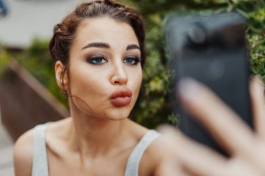 Güzel kadının selfie park ve gülümseyen yapma yakın çekim