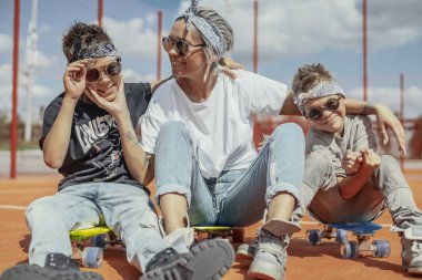 Genç oğulları ile parkında oturan anne. Mutlu aile kavramı.