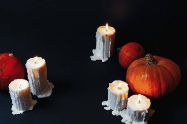 Cadılar Bayramı Balkabağı enlighted mumlar ile koyu arka plan üzerinde.