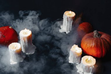 Cadılar Bayramı Balkabağı enlighted mumlar ile koyu arka plan üzerinde.