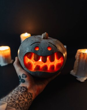 Adam el oyma Halloween kabak koyu arka plan üzerinde tutarak.