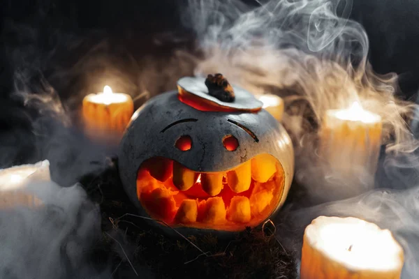 Calabaza de Halloween tallada sobre fondo oscuro con velas encendidas . —  Fotos de Stock