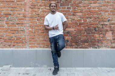 Arka plan koyu tenli adam boş kartvizit gösterilen Kırmızı tuğla.