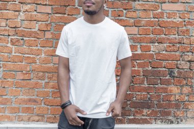 Arka plan koyu tenli adam boş kartvizit gösterilen Kırmızı tuğla.