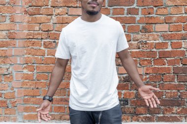 Arka plan koyu tenli adam boş kartvizit gösterilen Kırmızı tuğla.